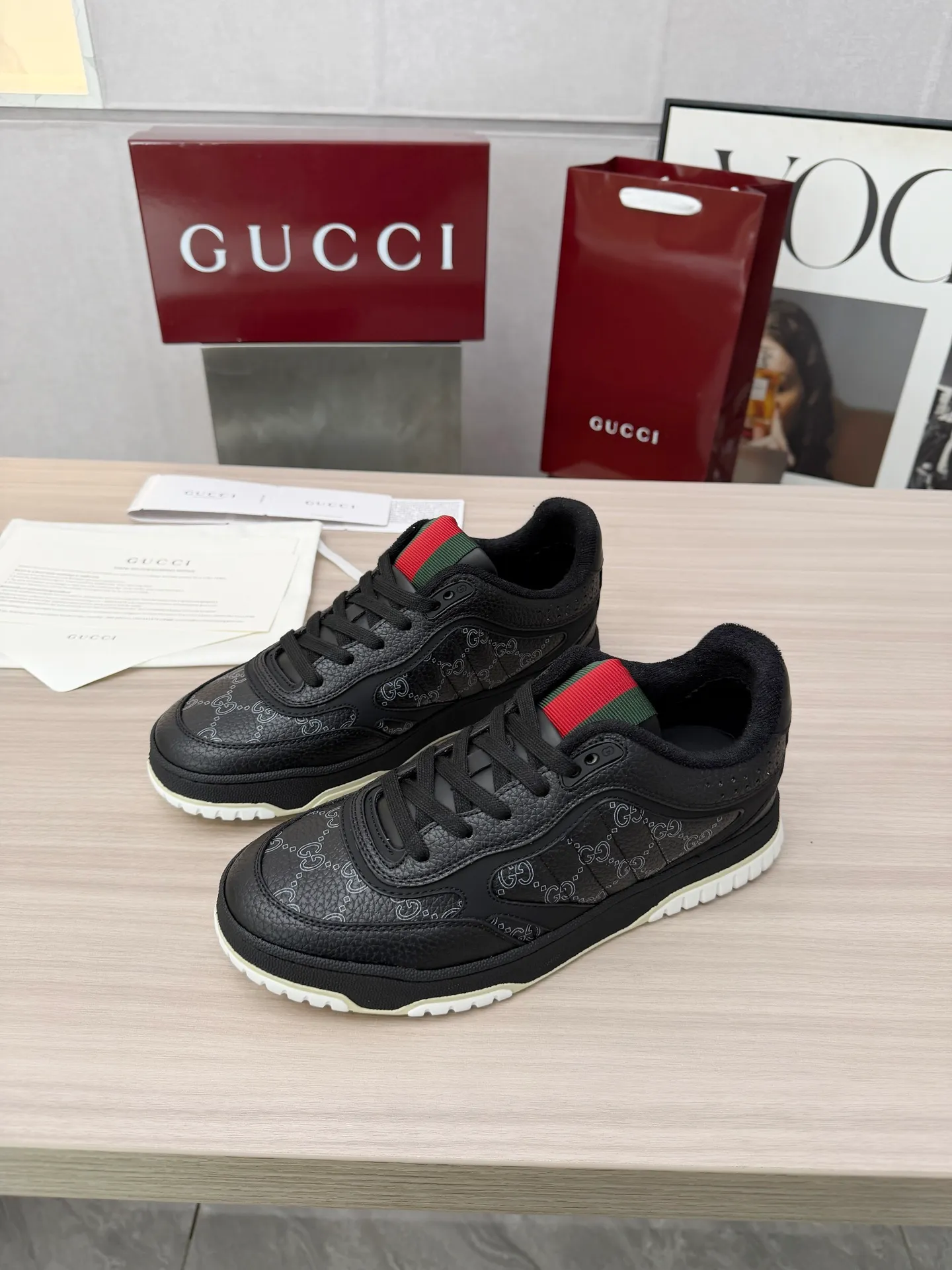 [G Home] P: 600💰 Couple size: Female 35-40. Male 39-44 (45 custom-made) 🆕2025.GUCC Gucci original order quality The latest popular high and low top aged couple sneakers series shipped original purchase development and production, this high and low top sneakers adopt a basketball-style silhouette design, cleverly integrated with hollow panels and distressed effects, showing unique ingenuity. The ingenuity incorporates brand logo details such as interlocking Double G styling accessories and Gucci lettering, a low-key tribute to the brand's design heritage. Exquisite packaging at the delivery counter 🛍📦 ▪️ Fabric: Original customized imported first-layer cowhide ▪️ Inner lining: Imported first-layer cowhide ▪️ Sole: Original molded two-color TPU sole ▪️ Sole thickness: 3cm